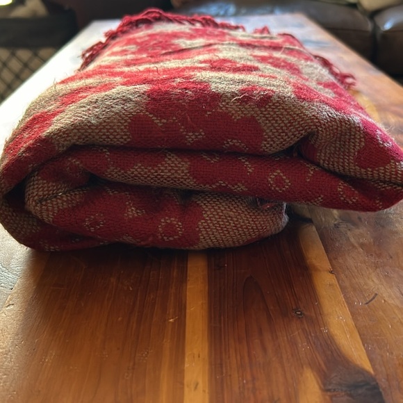 IKEA MYRULL Throw, red floral , 51"x67" - Picture 4 of 12